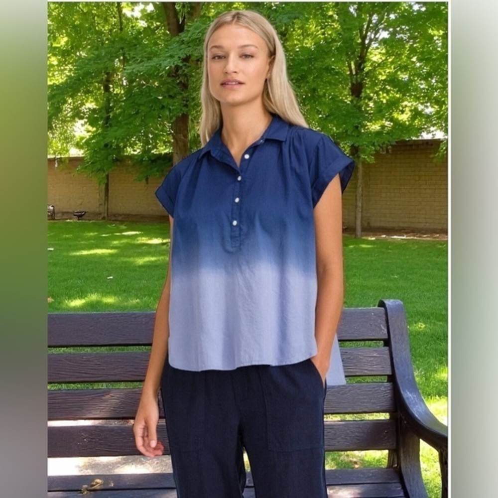 GAP Blue Ombre 3/4 Button-Up Blouse, short sleeves, rounded hem. 💙🩵
